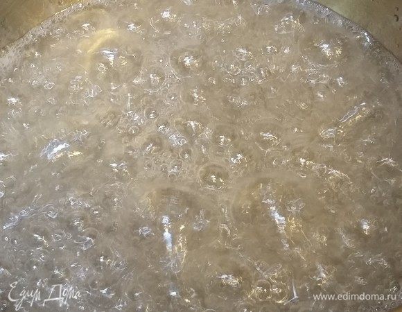 Приготовим пате бомб. Для этого сварим сироп из воды, сахара, глюкозы. Уварить до 118°С и тонкой струйкой вылить во взбивающиеся желтки. Взбивать до 35°С.