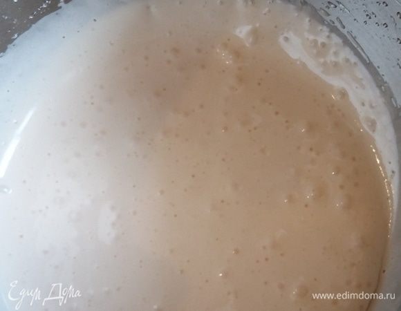 Добавить предварительно замоченный и нагретый желатин. Взбить сливочный сыр вместе с медом (если есть тримолин — инвертный сироп, лучше взять его). Добавить в пате-бомб. Полувзбить сливки и аккуратно ввести в массу.