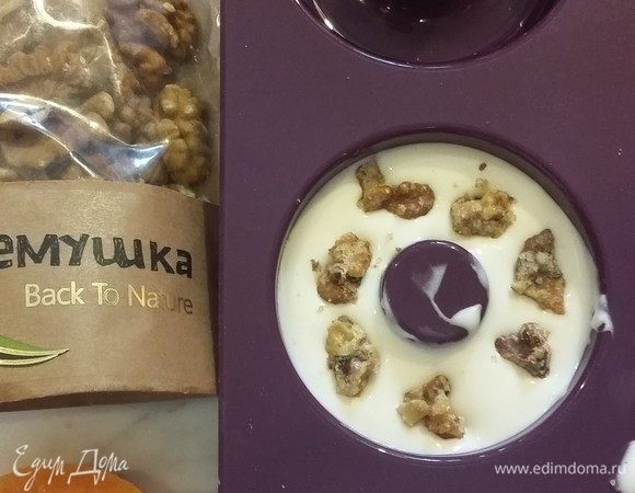 Разлить мусс в формы, добавив карамелизованные орехи, конфи. Собрать пирожное и оставить в морозилке на 6–8 часов. 