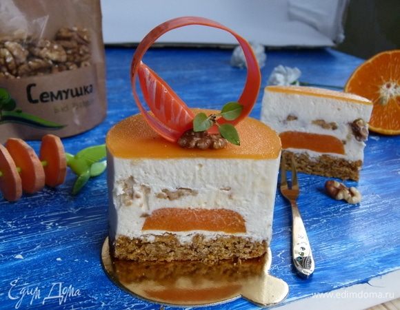 Вот такой красивый разрез! Нежный мусс, хрустящие орешки и кисло-сладкий конфи. 