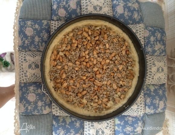 Ореховую массу чуть остудить, выложить на тесто, разровнять.