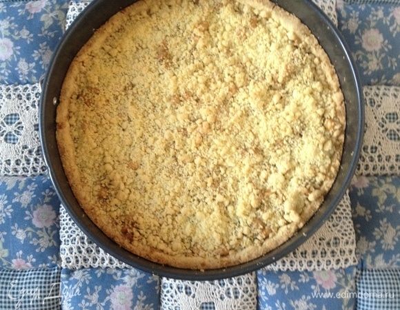 Обсыпать верх пирога оставшейся крошкой и убрать в разогретую духовку 190°С на 30 минут.