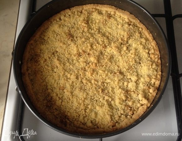 Пирог остудить в форме.