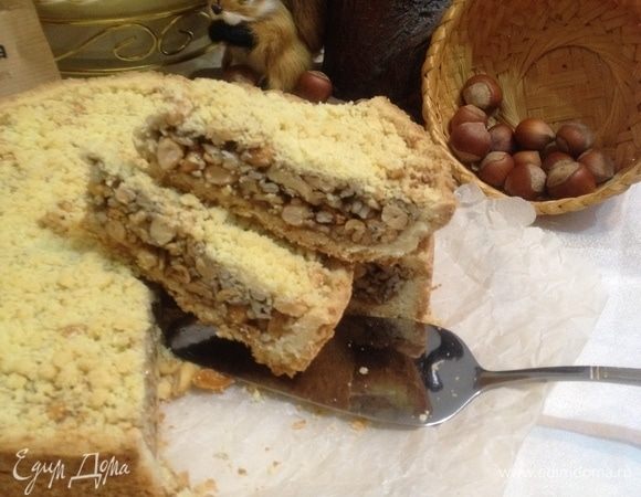 И можно пробовать. Пирог в меру румяный с золотистой крошкой, ореховая начинка хрустящая и  соблазняющий аромат медово-ореховый.