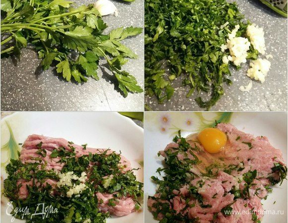 Сделаем фрикадельки. Зелень петрушки промыть, нарезать, чеснок пропустить через пресс, все добавить к фаршу из индейки, можно взять готовый, можно самим накрутить. Добавить 1 яйцо и все хорошо смешать.