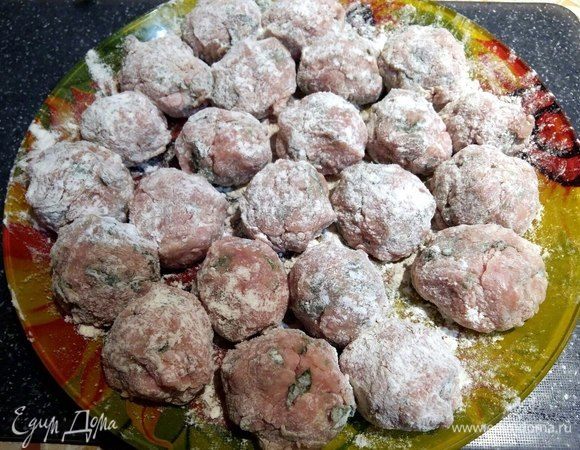 Накатать фрикаделек, обвалять в муке. Фрикадельки размером с небольшой грецкий орех. Убрать в морозильник на время, пока готовится соус (20–30 минут). 