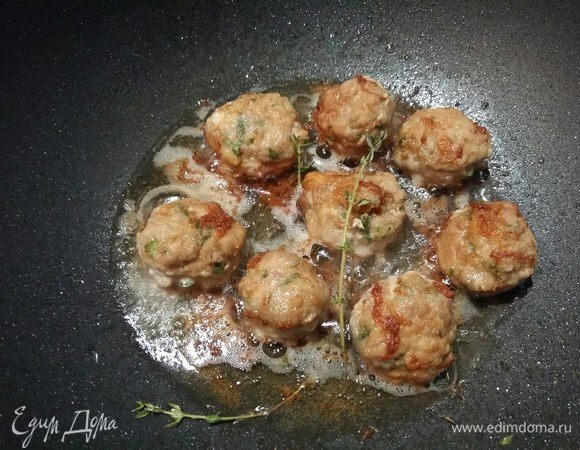 Вернемся к фрикаделькам. Достать их из морозильной камеры, в сковороду-вок налить растительное масло, положить 2–3 веточки тимьяна и партиями обжарить фрикадельки до зарумянивания. В каждую новую партию кладем новые веточки тимьяна, убрав использованный шумовкой.