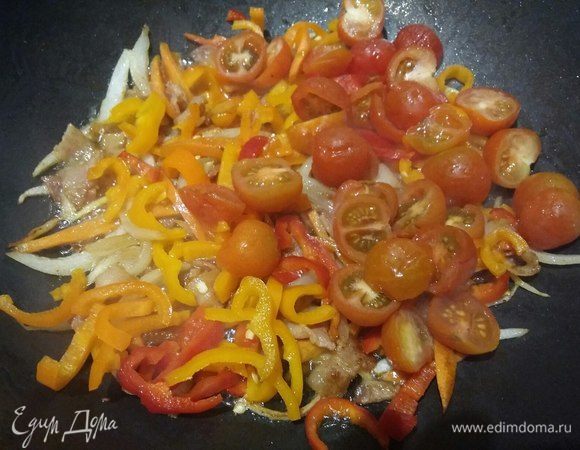 Добавить болгарский перец и помидоры черри.
