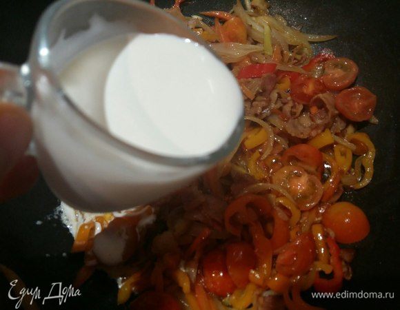 Чуть обжарить. Влить сливки 20% и стакан воды. Можно сливки 10%, а можно и просто молоко, так я тоже практикую, но со сливками вкуснее:)