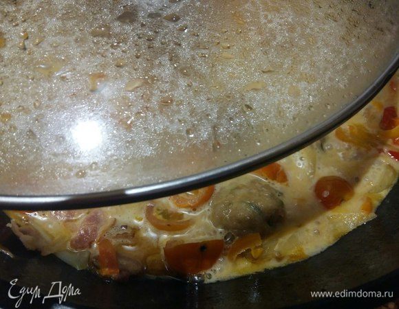 Посолить по вкусу, сделать медленный огонь, накрыть крышкой и тушить 15 минут.