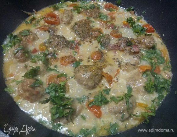 После этого добавить приправы: кориандр, карри и базилик (вы можете добавить свои любимые). Также добавить зелень петрушки рубленую. Перемешать.