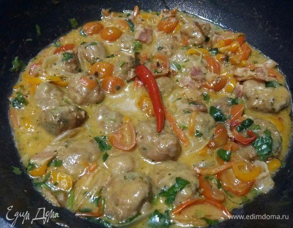 Добавить для остроты перчик чили, 1 или 2 штуки (по вкусу), и выключить огонь. Чуть позже перчик можно удалить, чтобы не стал слишком острым соус.