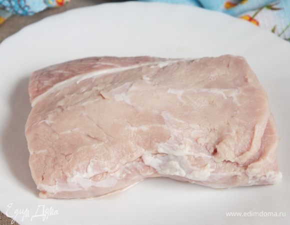 Для приготовления шариков из свинины потребуется кусок мякоти в виде кирпичика или брусочка весом 500-600 г. Мясо лучше брать без жира. Мясо промыть, обсушить полотенцем или салфеткой.