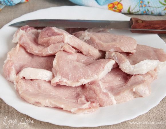 Разрезать подготовленный кусок свиной мякоти на 8 пластиков (или сколько выйдет) толщиной около 1 см. Подмороженное мясо нарезать будет гораздо легче, но у меня и с полностью размороженным куском проблем не возникло.