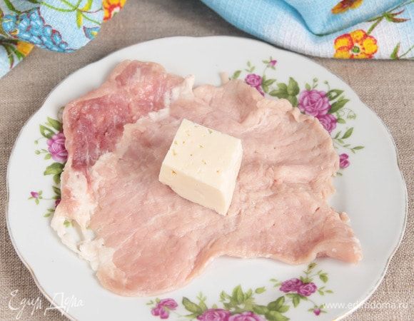 Не пишу вес твердого сыра в ингредиентах, а указываю количество необходимых сырных кубиков по количеству мясных пластиков. Размер кубиков должен быть таким, чтобы можно было его без труда завернуть в мясной пластик, но в то же время не должен быть и совсем маленьким. У меня кубики были стороной 2 х 2 см. По фото видно какой остался запас чтобы завернуть.