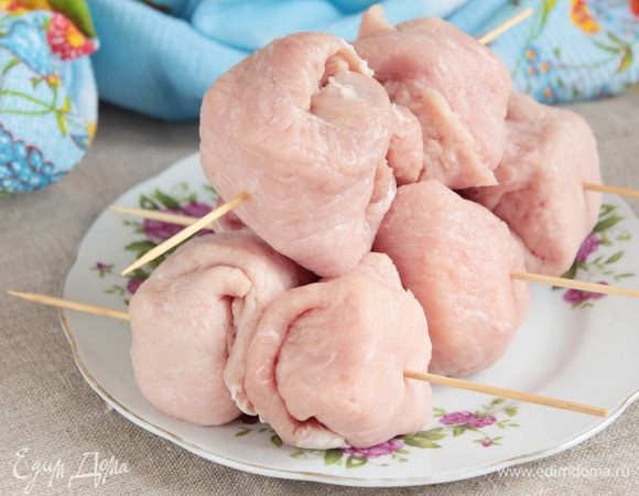 Завернуть сырный кубик в мясную «тряпочку». Нанизать по два шарика на шпажку для барбекю таким образом, чтобы придавить друг дружкой закрывающие концы, предотвратив их возможный разворот при выпекании.