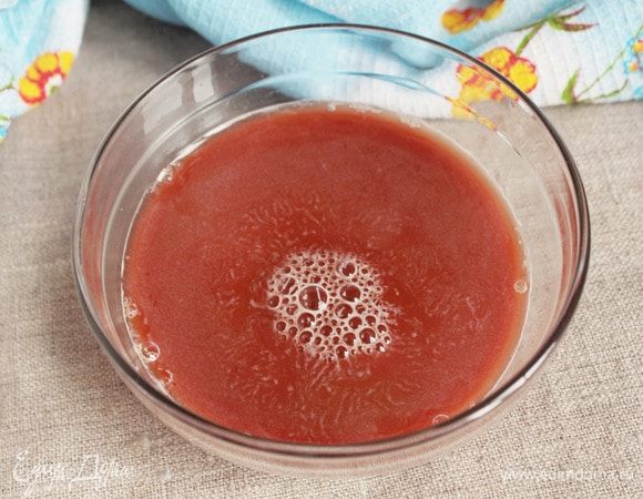 Когда шарики будут готовы, приготовить винный соус. Смешать вино красное сухое (100 мл), соевый соус (2 ст. л.), сахарный песок (1 ст. л. без горки) и крахмал кукурузный (1,5 ст. л.). Варить до загустения.