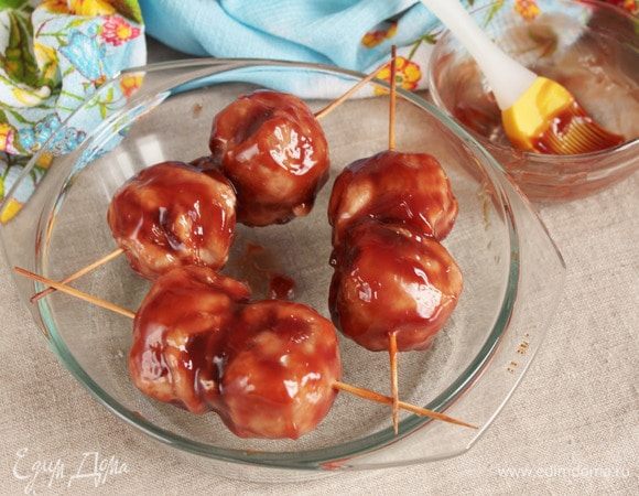 Еще горячим соусом кисточкой или как удобно обмазать шарики. Сделать столько слоев, пока не будет использован весь соус. Остывая, соус уже не будет текучим.