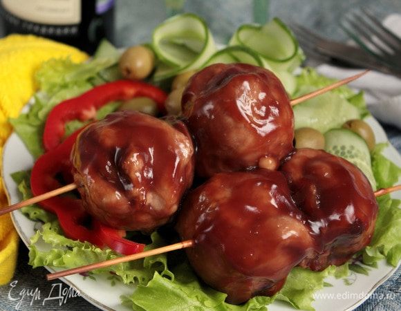 Шарики из свинины под винным соусом готовы! Подавать с нарезкой из свежих овощей.