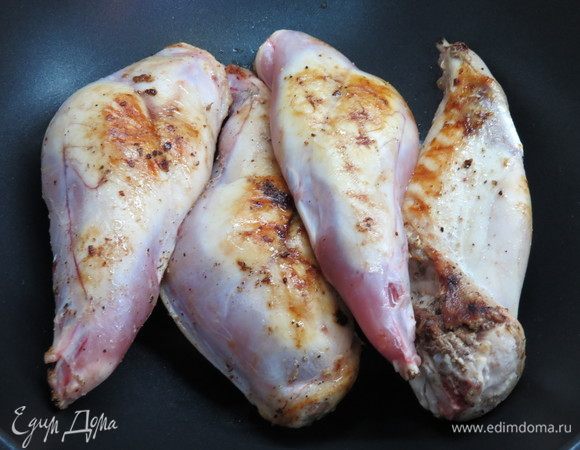 Кролика порезать на порционные кусочки и обжарить в половине растопленного сливочного масла до золотистого цвета. Посолить и поперчить, после чего убрать из сковороды. У меня не было целой тушки кролика, зато были 4 кроличьи ножки, получилось также очень вкусно. 