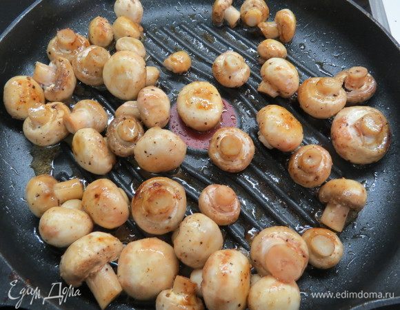 Растопить в той же сковороде оставшееся сливочное масло и обжарить  шампиньоны 5–7 минут, чтобы они зарумянились, посолить и поперчить. Шампиньоны лучше брать маленькие, они так и называются — мини-шампиньоны.