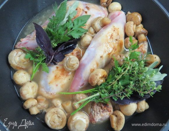 Добавить букет гарни в сковороду, закрыть плотно прилегающей крышкой и тушить на очень медленном огне 40 минут. 