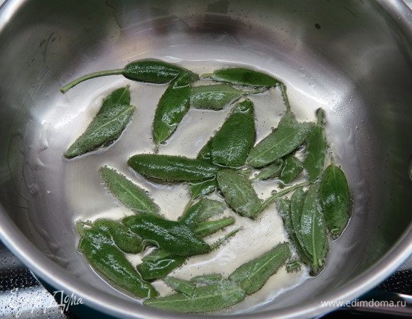 Разогреть оливковое масло в небольшом сотейнике и обжарить листья шалфея в несколько приемов в течение 30 секунд, чтобы они стали хрустящими и приобрели ярко-зеленый цвет. 