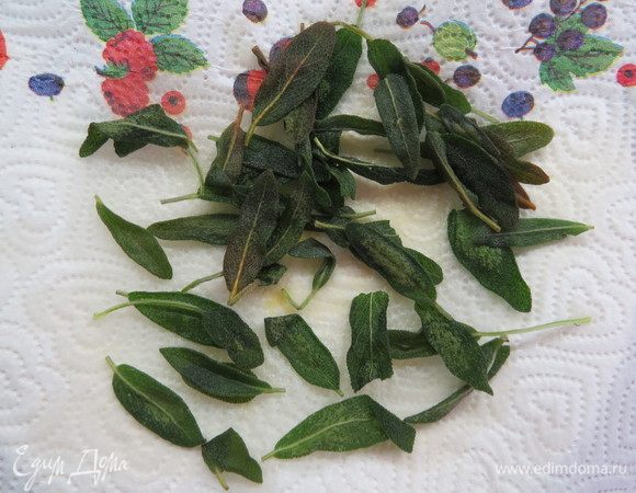 На данной стадии важно не отходить от плиты, потому как шалфей горит очень быстро. Выложить листья на бумажные салфетки и посолить. Я очень люблю солить гималайской солью. Листья шалфея получаются безумно ароматными и хрустящими.