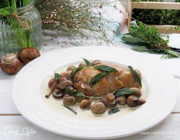 Выливаем соус на кусочки кролика и грибы, посыпаем хрустящими листьями шалфея и подаем.