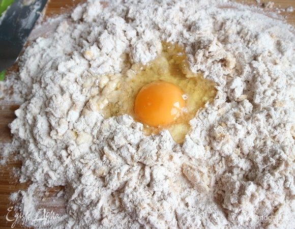 Еще одно куриное яйцо, затем два перепелиных яйца.