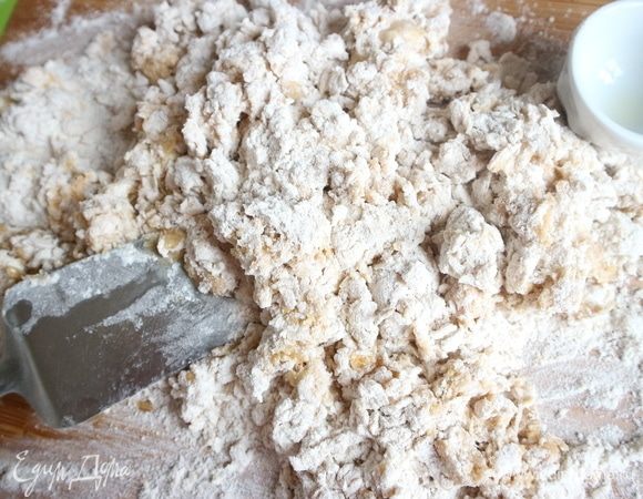 Замесить тесто. Добавить оливковое масло, соль, перемешать. Замес продолжается до тех пор, пока тесто не станет плотным, гладким и эластичным. 
