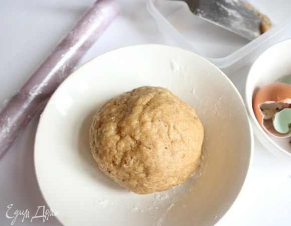 Скатать тесто в шар. Завернуть его в пленку, оставить на столе, пока готовится начинка. Минимальное время — 30 минут, можно и чуть дольше, так как здесь содержится цельнозерновая мука.