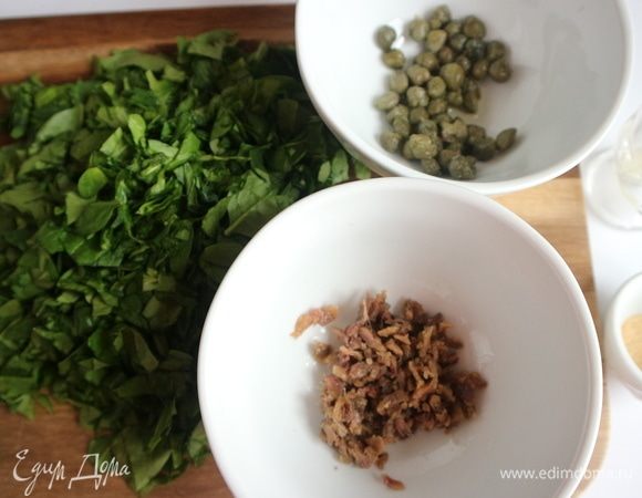 Порезать шпинат, мелко порезать анчоусы в масле.