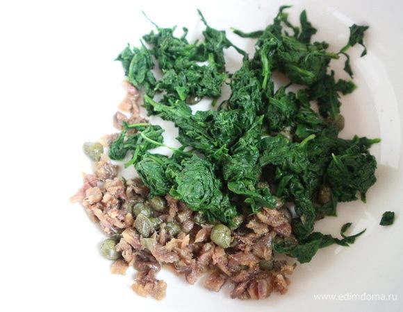 Добавить шпинат, предварительно его надо на 1-2 минуты поместить в кипящую подсоленную воду, откинуть на дуршлаг, дать остыть, тщательно отжать руками, чтобы жидкости не оставалось.