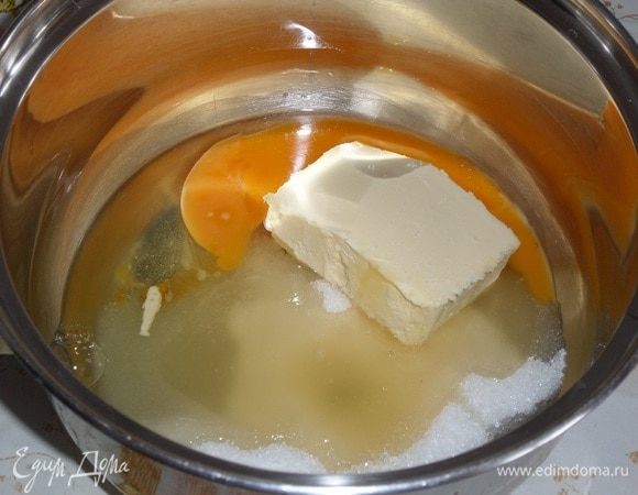 Подготовим продукты.
В кастрюлю выкладываем сливочное масло, сахар, мед, яйцо и щепотку соли. Ставим кастрюлю на огонь. 