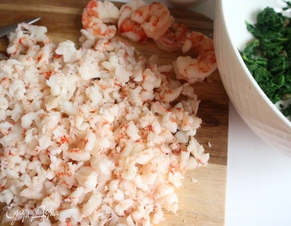 Остывшие креветки мелко порезать, оставив несколько штук (6-7) для сервировки готового блюда.