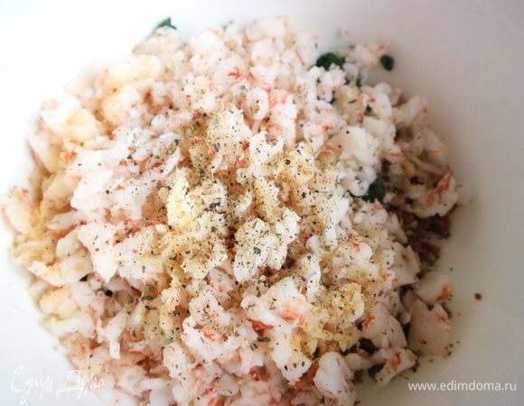 Добавить к начинке порезанные  креветки, сухой чеснок, орегано, черный свежемолотый перец, мускатный орех.