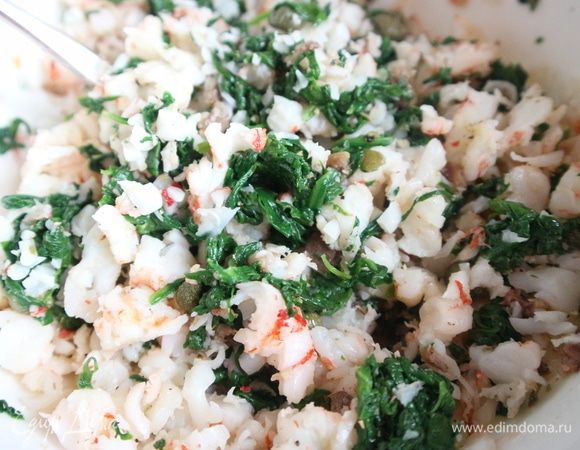 Перемешать. Начинка готова. Соль я не добавляла, так как она уже добавлена при варке креветок, шпината и анчоусы соленые.