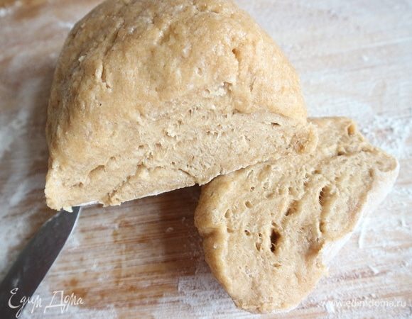 Так будет выглядеть тесто перед работой с ним. Я осталась вполне довольна его текстурой, думаю, сыграли какую-то роль в этом и перепелиные яйца. 