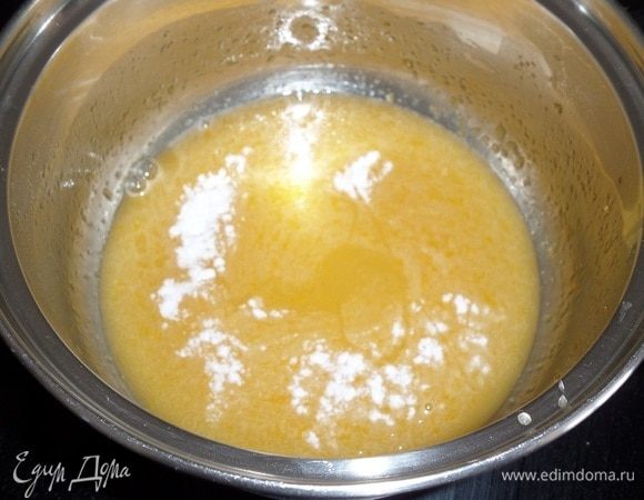 Нагреваем массу, постоянно помешивая ложкой. Прогреваем массу до полного растворения сахара. Затем кастрюлю убираем с огня и добавляем 1/2 ч. л. соды. Перемешиваем массу.