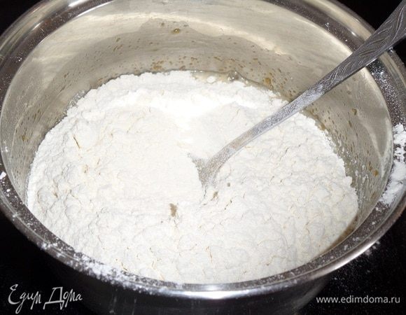 Добавляем в кастрюлю с жидкой массой просеянную муку. 