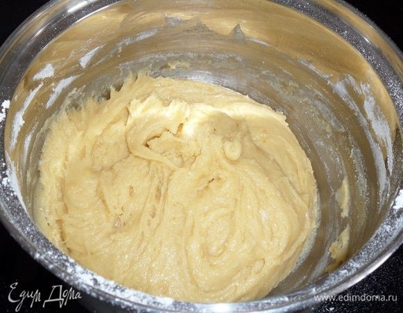 Замешиваем тесто. 