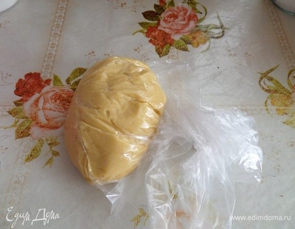 Выкладываем тесто в полиэтиленовый пакет. Убираем в холодильник на 4 часа.