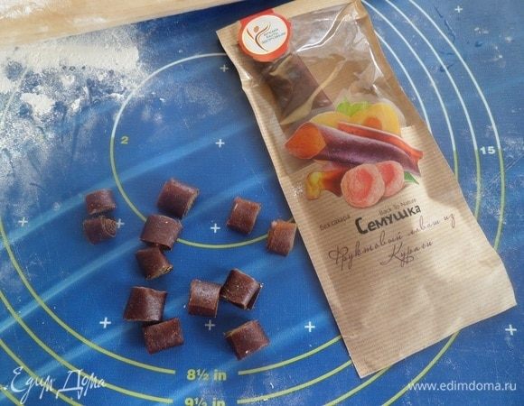 Абрикосовый лаваш нарезаем небольшими кусочками.