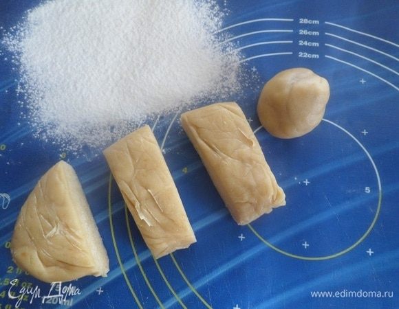 Тесто делим на 4 части, так удобнее работать с ним.