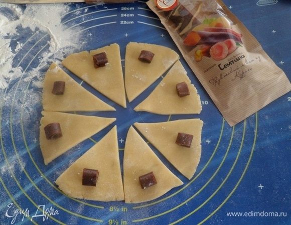 Каждую часть теста раскатываем в виде лепешки. Разрезаем лепешку на 8 частей. На каждую часть выкладываем по кусочку абрикосового лаваша. 