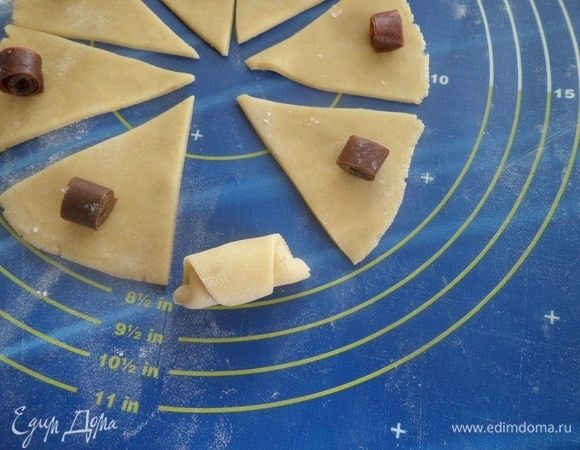 Закручиваем небольшие рогалики. 
