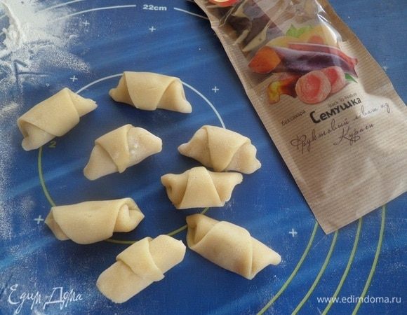 Аналогично раскатываем остальные части теста. Делаем печенье-рогалики.