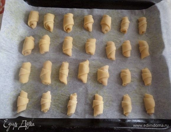 Выкладываем печенье на противень, застеленный пергаментом. 