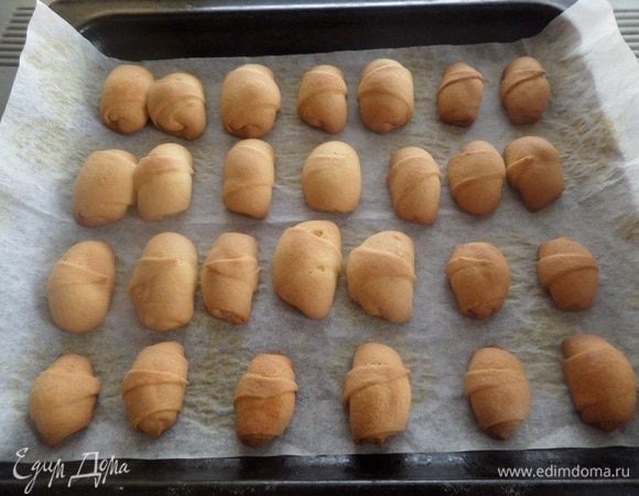 Выпекаем в разогретой духовке 10-15 минут при 180°С. Затем остужаем печенье.